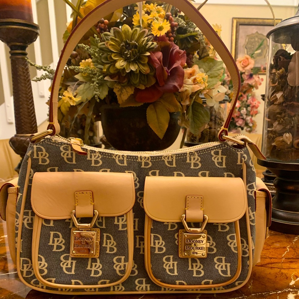 Dooney & Bourke Shoulder Handbag
